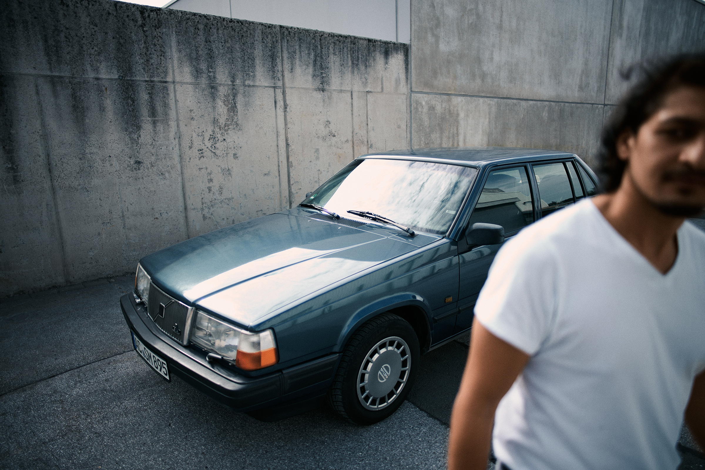 Portrait von Mehdi, Volvo im Hintergrund