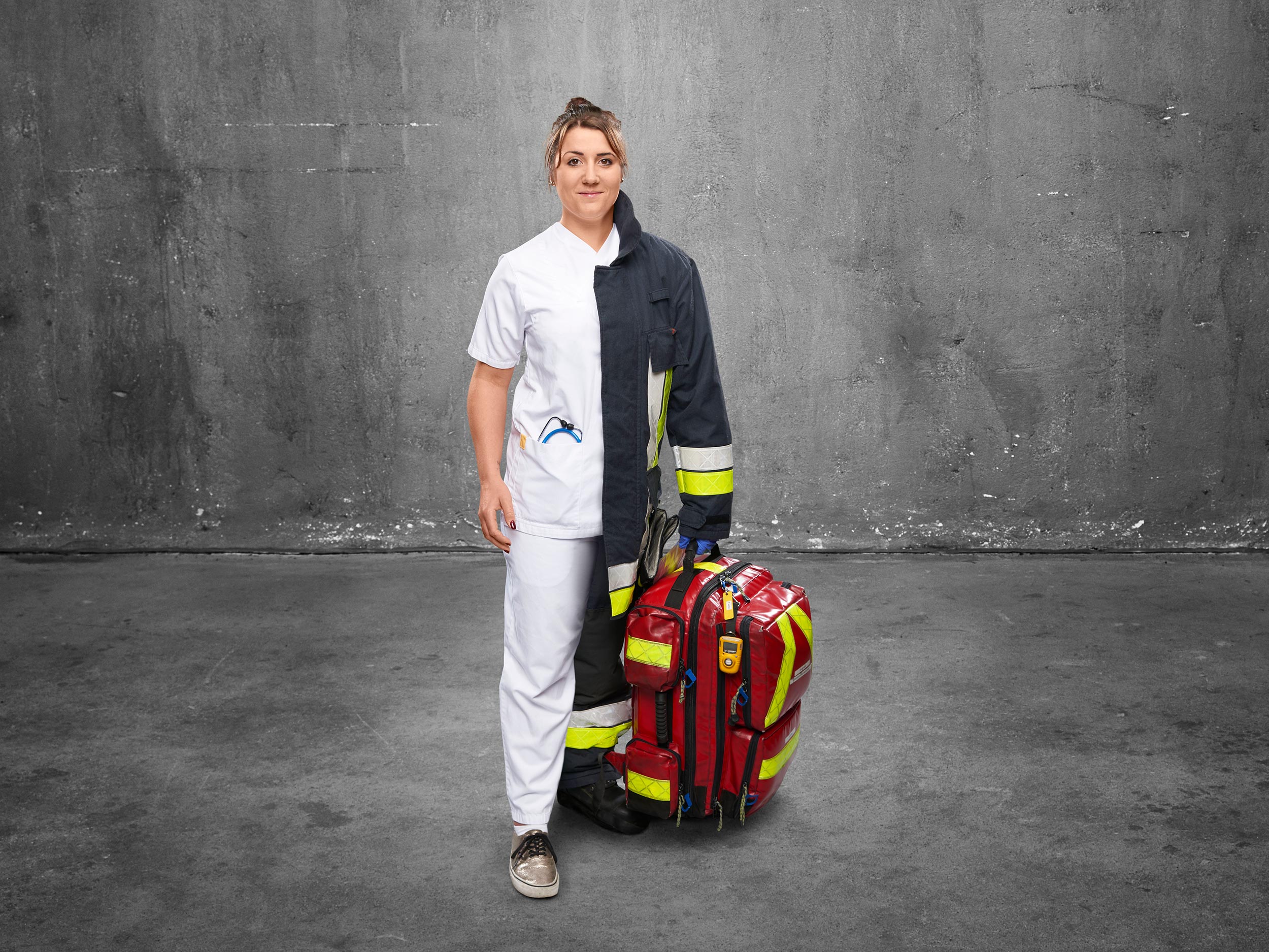 FeuerwehrMenschen Krankenschwester ist Feuerwehrfrau