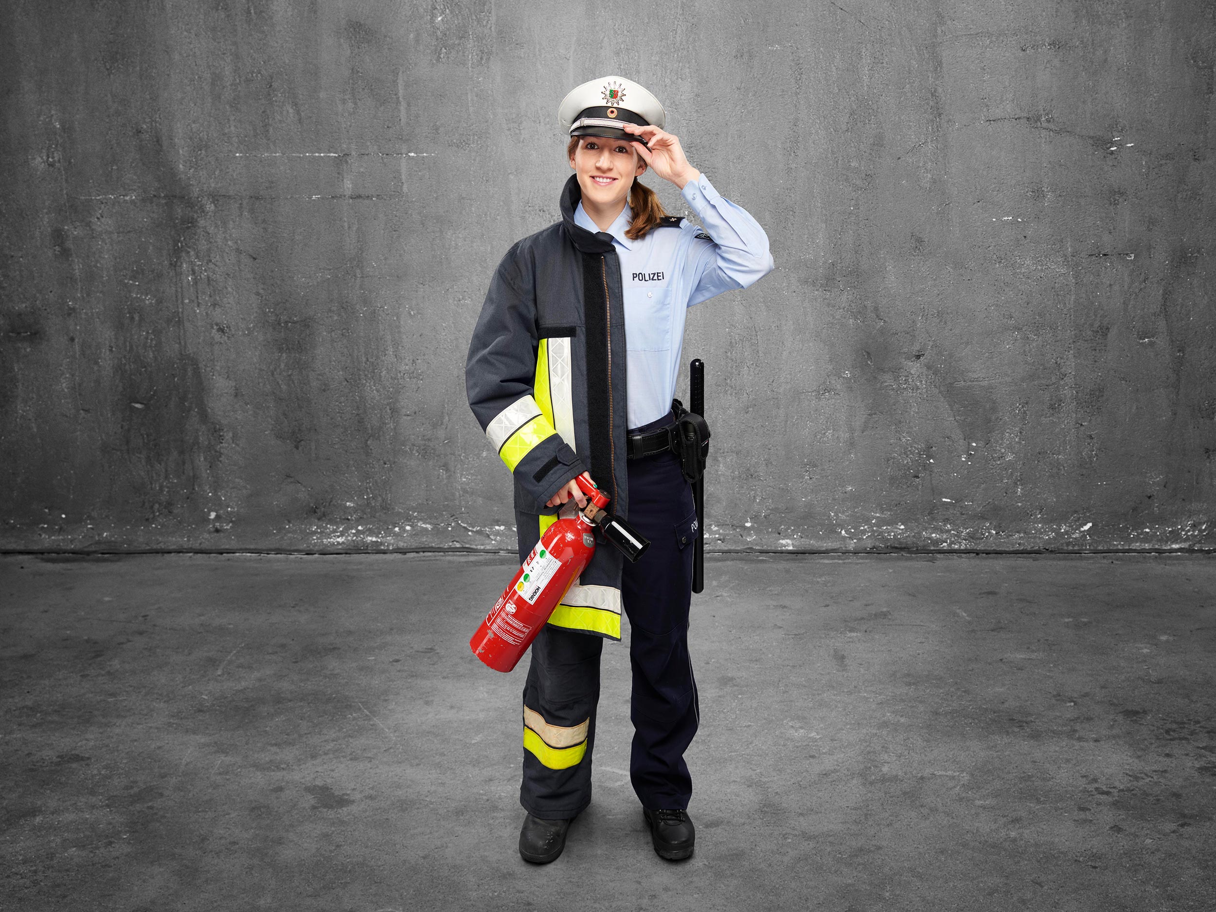 FeuerwehrMenschen Polizistin ist Feuerwehrfrau